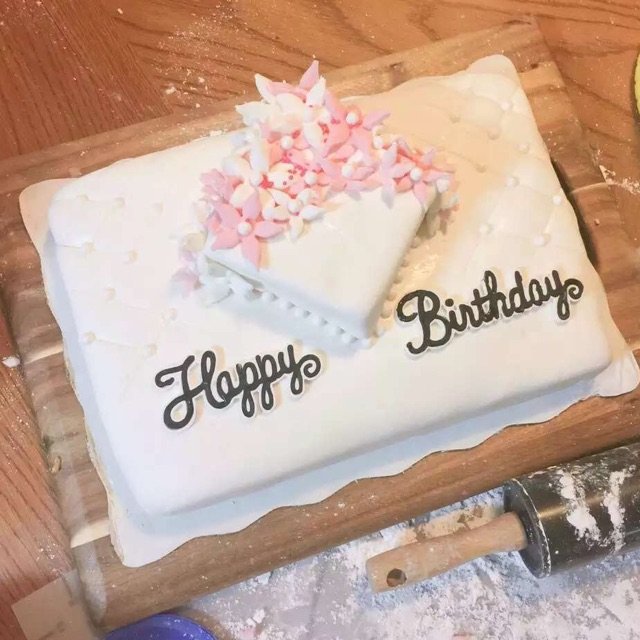 庆祝我麻麻生日?，自己做一个翻糖蛋...