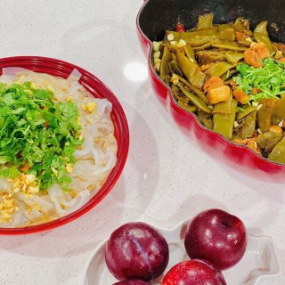 初秋晚餐🥣炖油豆角+东北大拉皮...