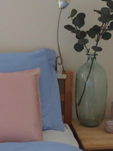 阴天。房间。粉蓝配。