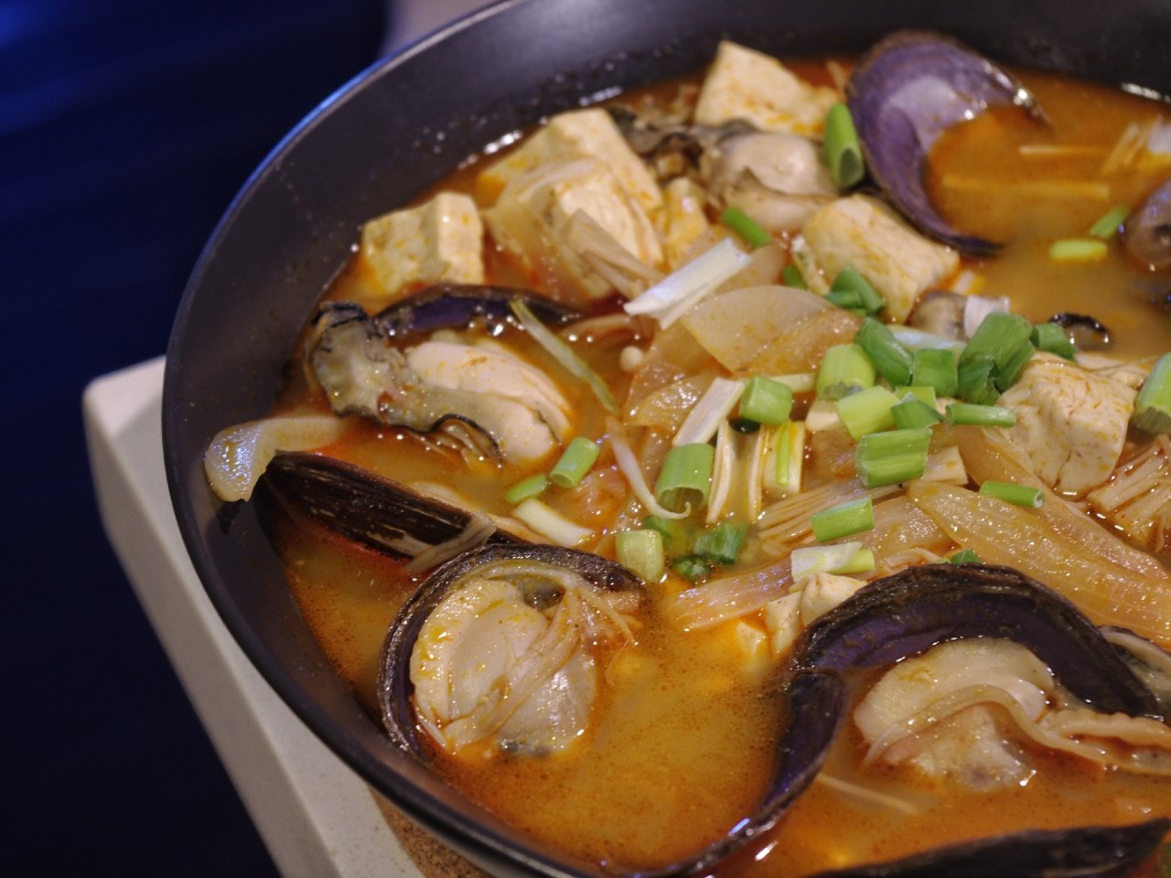 用亲手抓来的海鲜做一锅香浓的韩式海鲜豆腐...