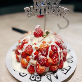 今年做的第一个生日蛋糕/草莓炸弹...