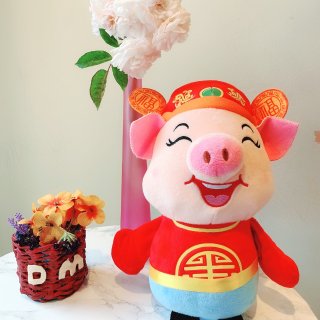 3⃣️ 中国农历新年的独特财神小猪...