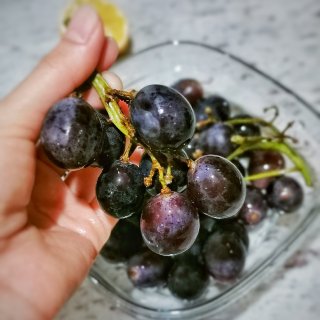 🍇不行，不推荐这个巨峰葡萄，因为它甜到犯...