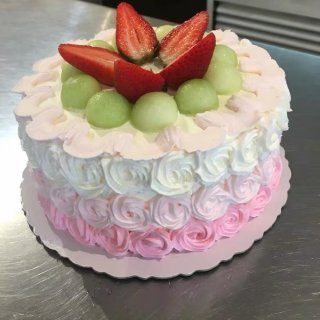 宝宝的1岁生日蛋糕🎂渐变色花色蛋糕...