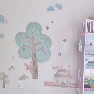 粉色的公主城堡窗帘和森系墙贴也很配哦...
