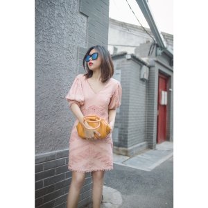 我的粉色夏天｜北京胡同的日子 粉裙+黄包