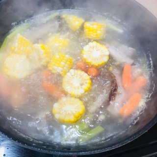 🌽玉米胡萝卜排骨汤...