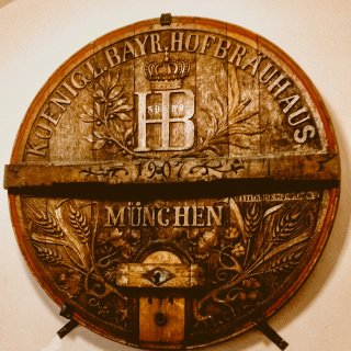 慕尼黑🇩🇪：在宫廷啤酒屋里大口吃肉，大口...