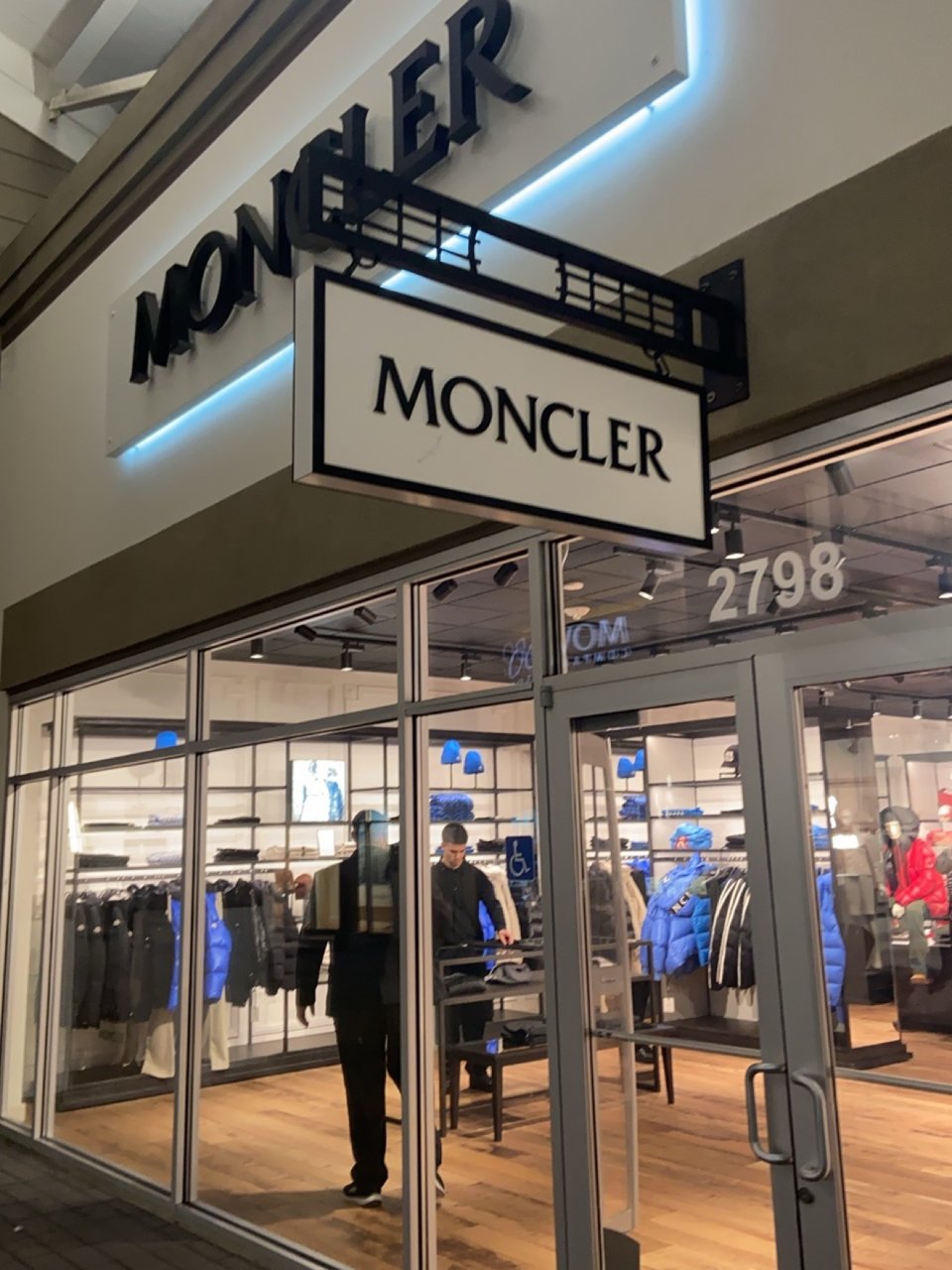 Moncler outlet很多货还额外...