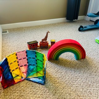彩虹色的玩具搭配...