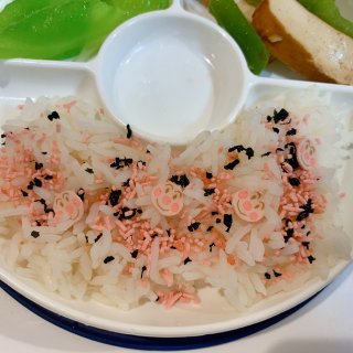 超可爱鲑鱼海苔拌饭...