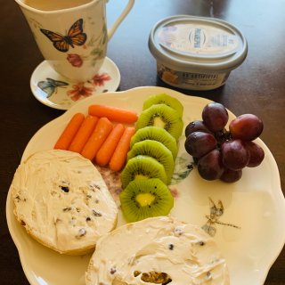 下午茶☕️｜水果+面包圈+奶油奶酪+咖啡...