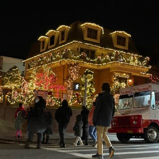 今年布鲁克林圣诞村灯饰照样亮起👏👏...