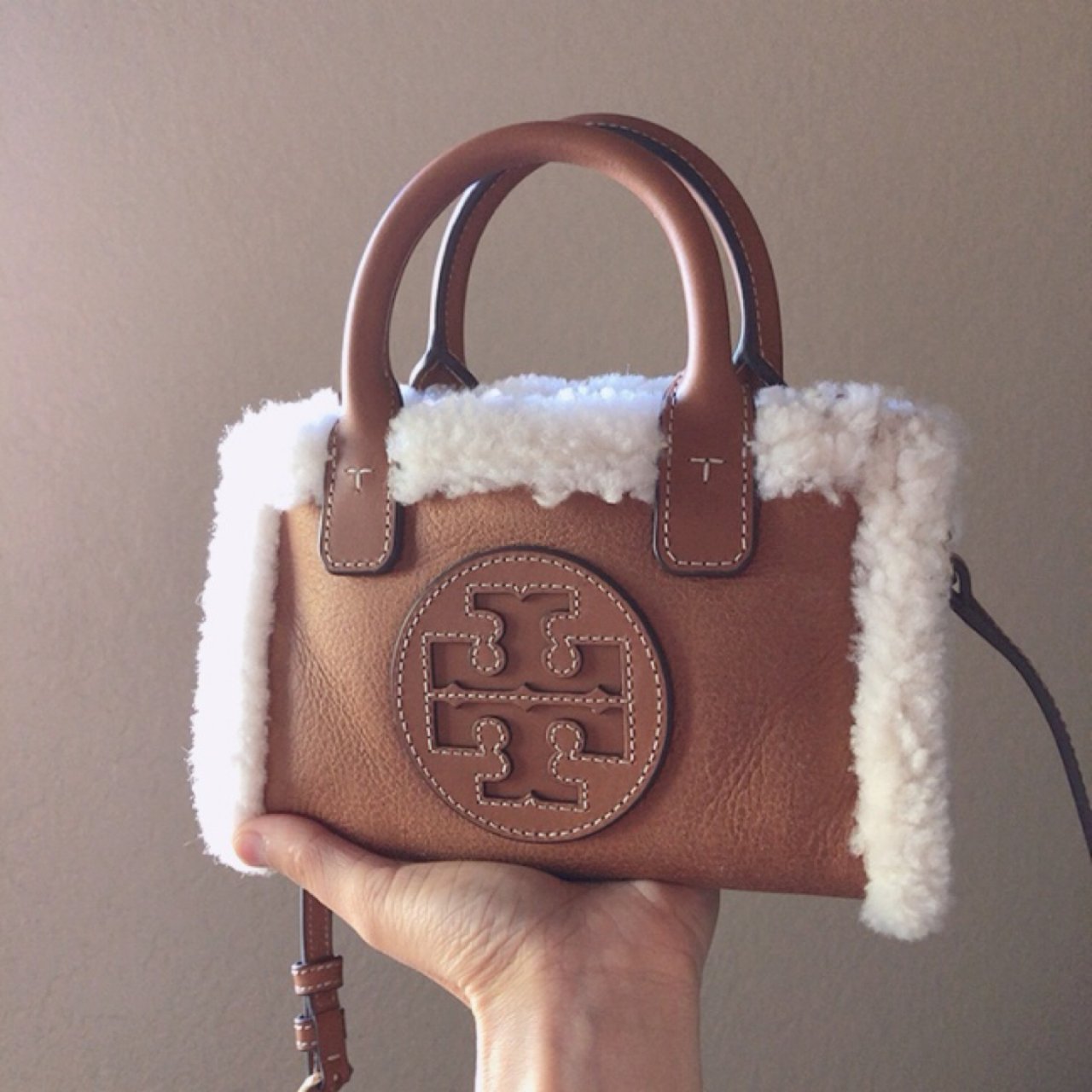 晒晒圈时尚精选愛不釋手的Tory Burch Ella毛毛迷你托特包❤️