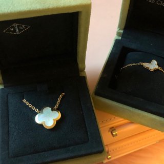 Van Cleef & Arpels 梵克雅宝,Pure Alhambra pendant,Sweet Alhambra butterfly bracelet