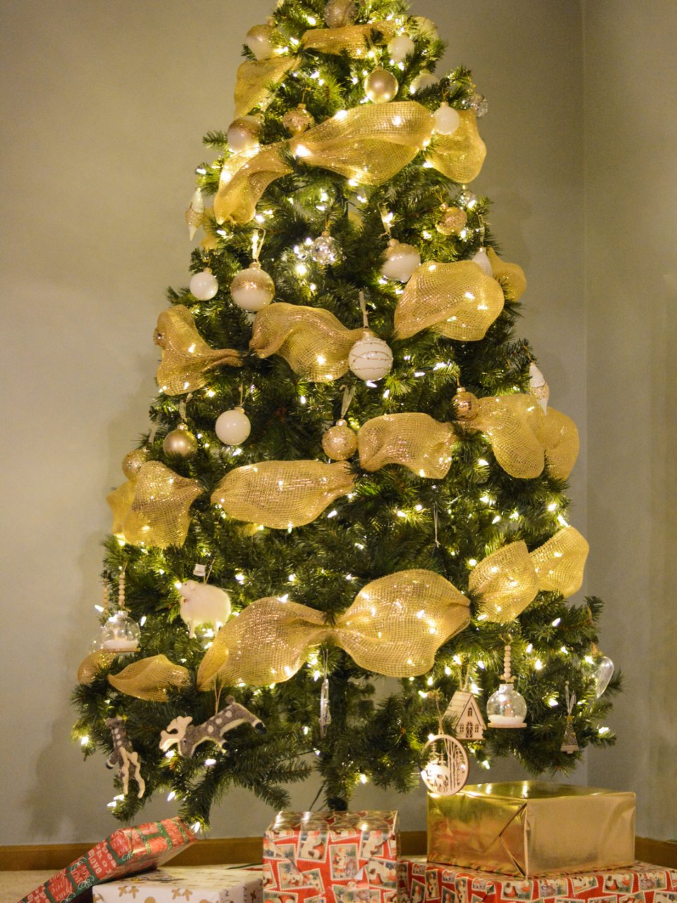 金色宽丝带配上圣诞树真的太美了2021🎄...