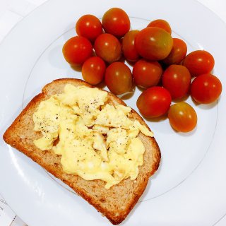 健身｜营养减脂早餐-全麦面包+炒蛋+小番...