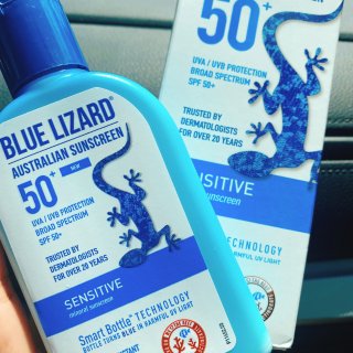 BLUE LIZARD Sensitive Mineral Sunscreen with Zinc Oxide, SPF 50+, Water Resistant, UVA/UVB Protection with Smart Bottle Technology - Fragrance Free, 5 oz: Health & Personal Care