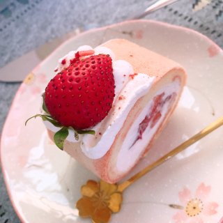 下午茶时间☕️～草莓🍓蛋糕卷🍰...