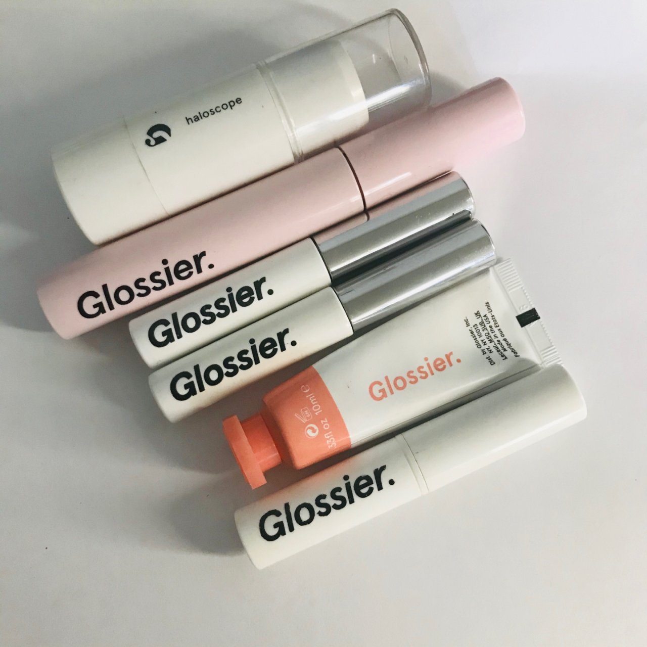 Glossier最护肤的美妆品牌...