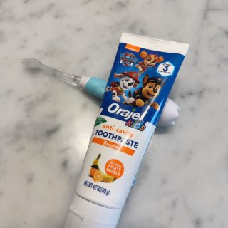 自从用了Orajel牙膏我家宝宝刷牙都勤...