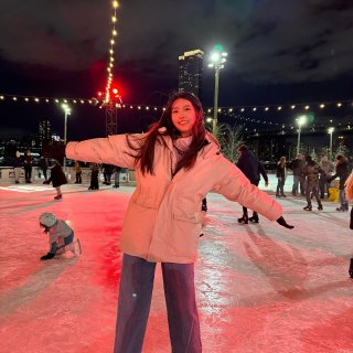 纽约冬日Dumbo滑冰｜约会拍照好去处...