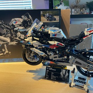 乐高BMW M 1000 RR 42130 | Technic™ | Buy online at the Official LEGO® Shop US