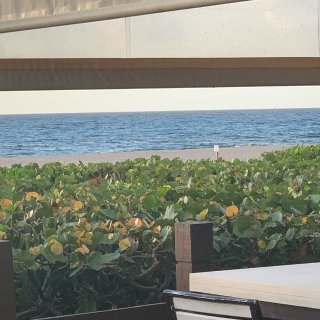 【西棕榈泉之行】微风徐徐，看着海景吃早餐...