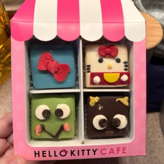Hello Kitty cafe餐车...