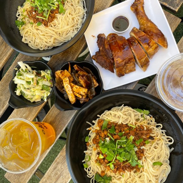 Combo D 肉燥干面➕凉拌青菜➕卤鸡腿➕绿茶