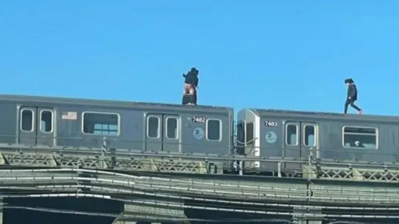 在地铁列车车顶上那个啥？？？