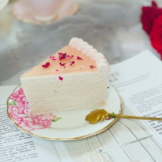 玫瑰千层蛋糕，既浪漫又甜美；让人不能不爱...