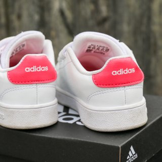Adidas女童小白鞋｜YYDS...