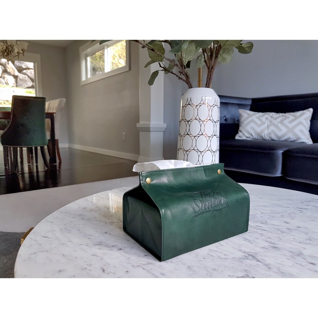 和绿丝绒餐椅完美顺色的皮质纸巾盒...