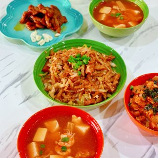 工作日晚餐小饭桌：泡菜炒饭+韩式豆腐汤+...