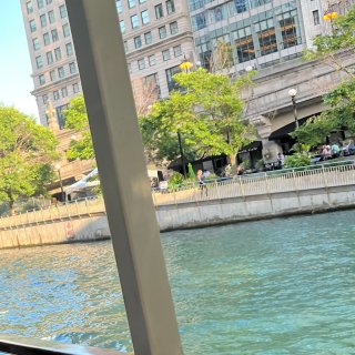 去芝加哥旅游，至少要坐一次游船在芝加哥河...