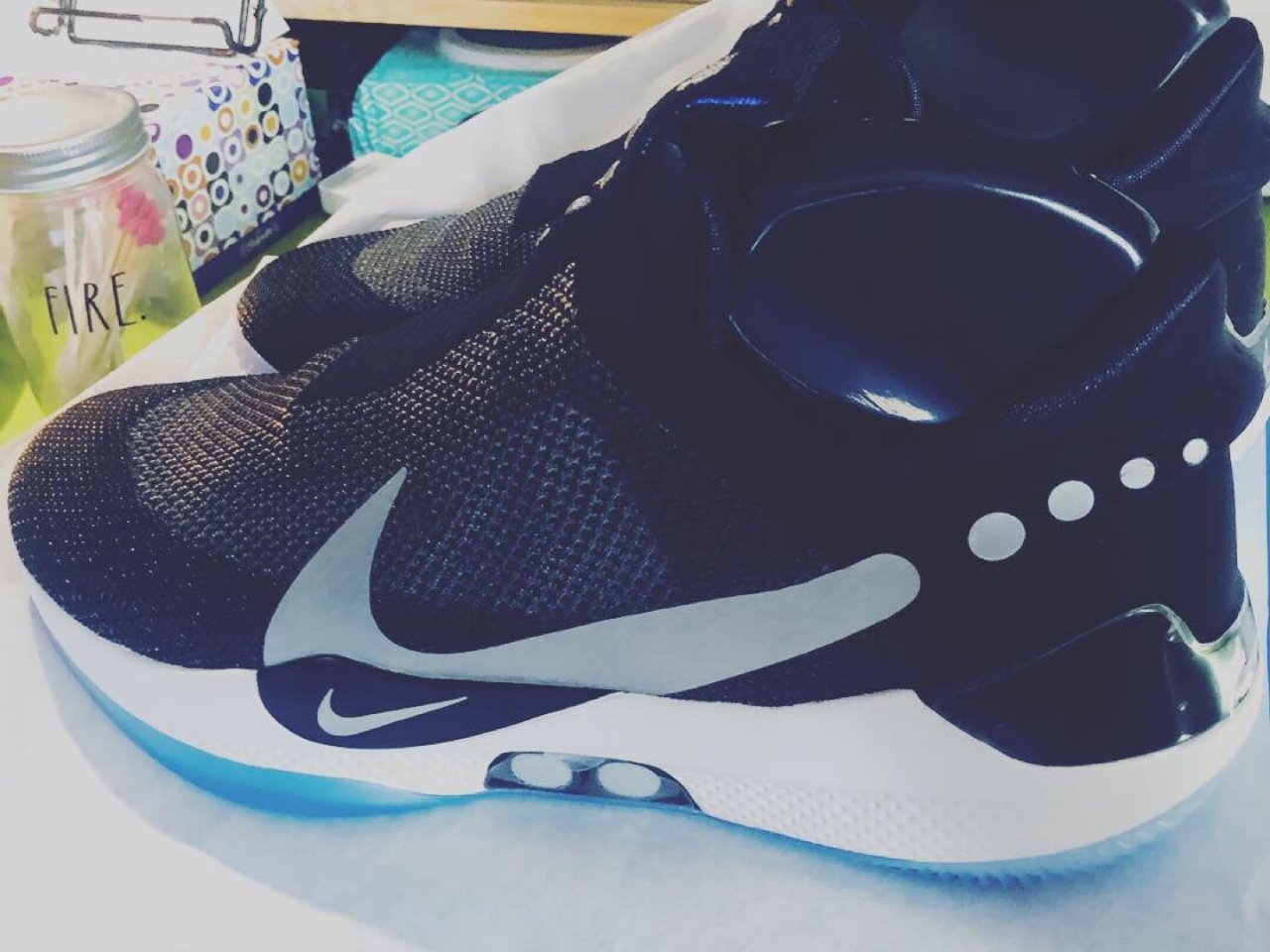 Nike 第一双量产自动绑鞋带篮球鞋...