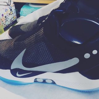 Nike 第一双量产自动绑鞋带篮球鞋...