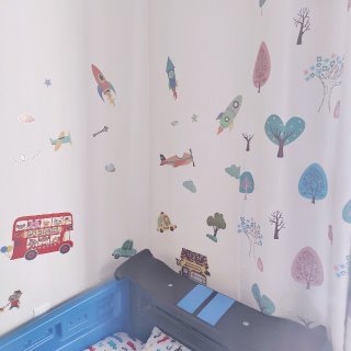 墙贴+窗帘，给你一个很有氛围感的儿童房...