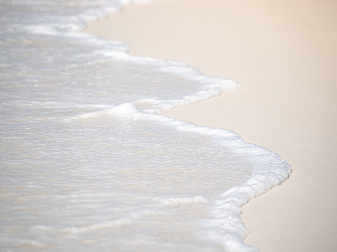 在丝滑的白沙滩吹吹风思考人生🤓...
