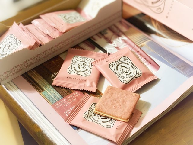 【东京牛奶芝士工厂】限定款草莓奶茶...