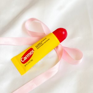 四季通用且便宜的Carmex护唇膏