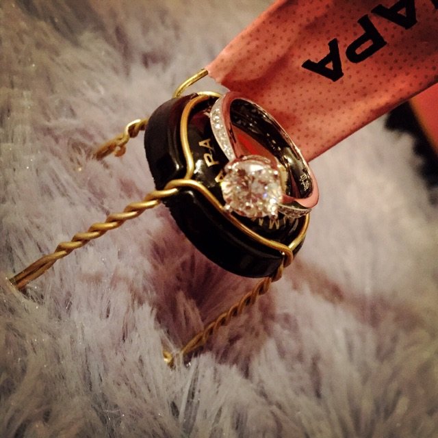 之前看见晒货圈里一个妞发的，用香槟...