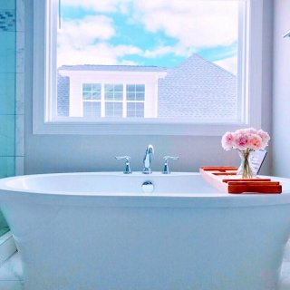 浴室🛀一角 透过浴室的窗户看天空...