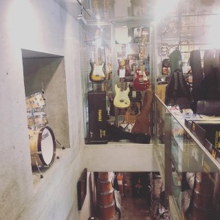 石头老师的乐器店+咖啡店，喜欢音乐别错过...