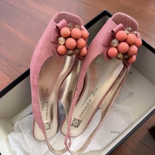 一双被闲置的粉红凉鞋👡...