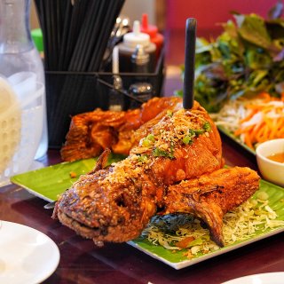 你一定没吃过这样的越南菜🇻🇳整条炸鲶鱼惊...