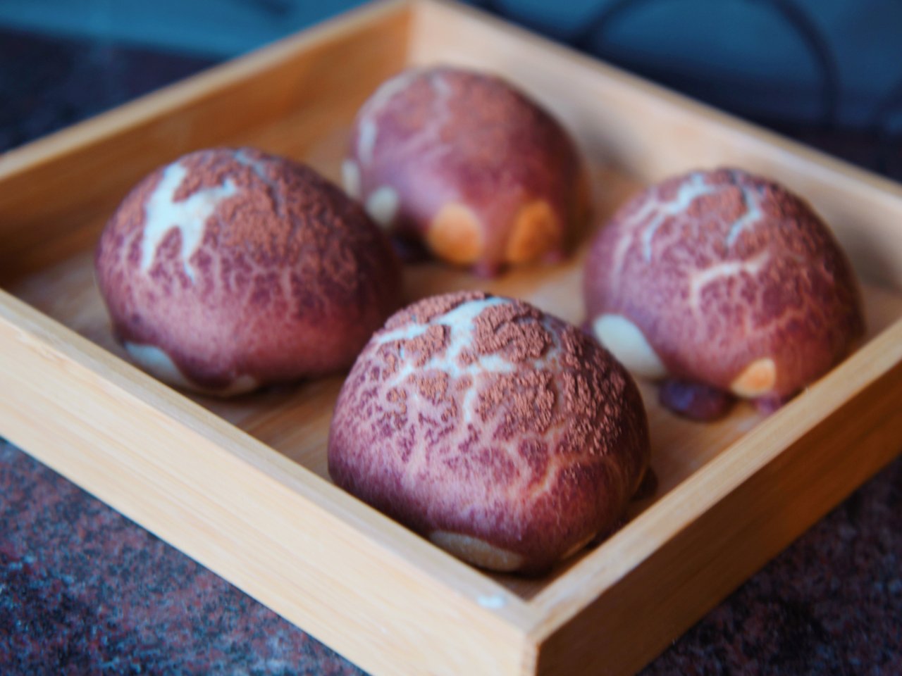 【蘑菇面包，可爱逼真的外形和柔软奶香的面...