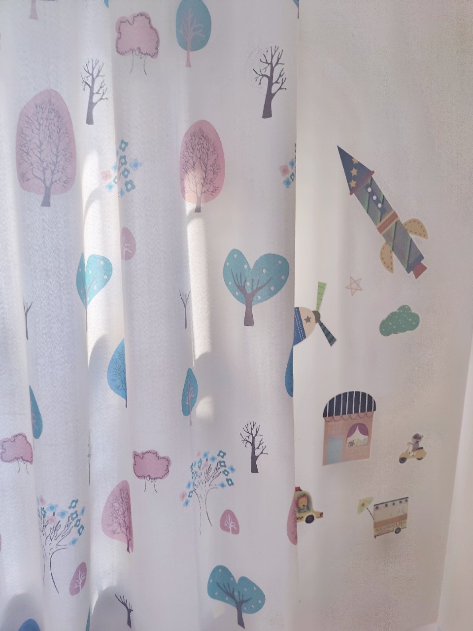 墙贴+窗帘，给你一个很有氛围感的儿童房...