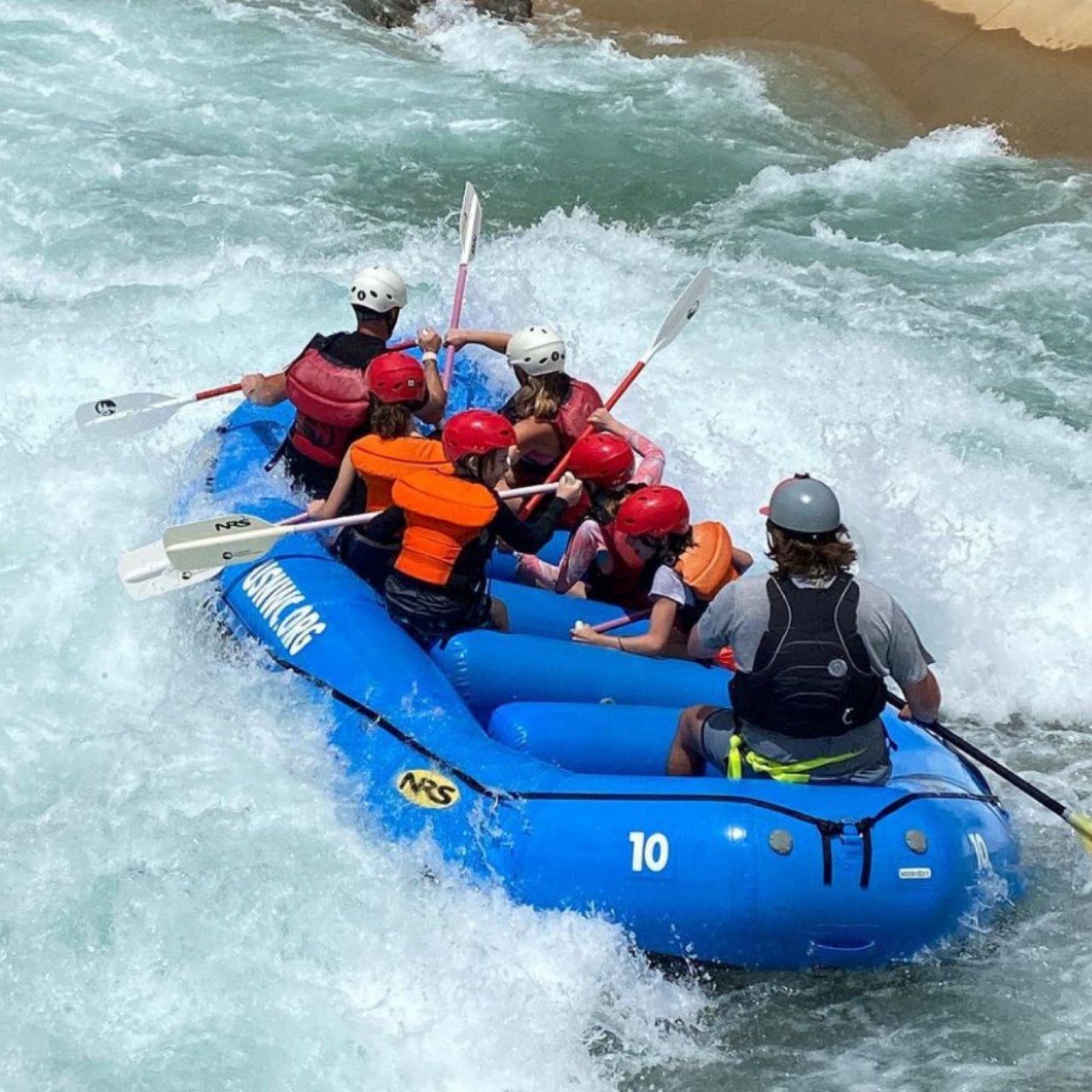 Whitewater rafting 公...